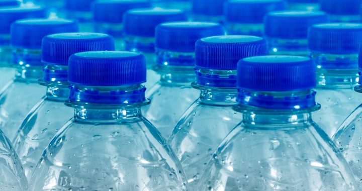 Hundertausende Plastikteilchen in Wasserflaschen