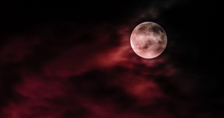 Der magische Erdbeermond im Juni 2025: Zeit für Feuer, Freiheit und Seelenklarheit