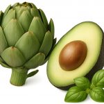Eine halbierte Avocado mit sichtbarem Kern, eine ganze Artischocke und ein kleiner Bund frischer Basilikumblätter liegen nebeneinander auf einer neutralen Fläche