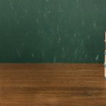 Stapel von sechs Schulbüchern mit den Titeln SCIENCE, MATHEMATICS, LANGUAGES, MUSIC, ART, SPORT. Daneben liegen eine Farbpalette mit Pinsel und ein Fußball.