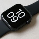 Schwarze Smartwatch mit schwarzem Armband und digitaler Anzeige der Uhrzeit 10:09 auf schwarzem Display.