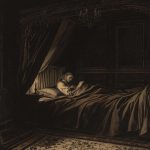 Eine Person liegt nachts in einem großen, dunklen Himmelbett und liest bei Kerzenlicht in einem Buch.