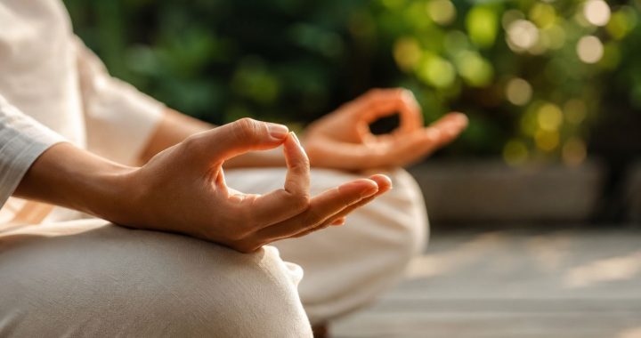 Die stille Sprache der Hände: Ursprung, Wandel und Wirkung der Mudras